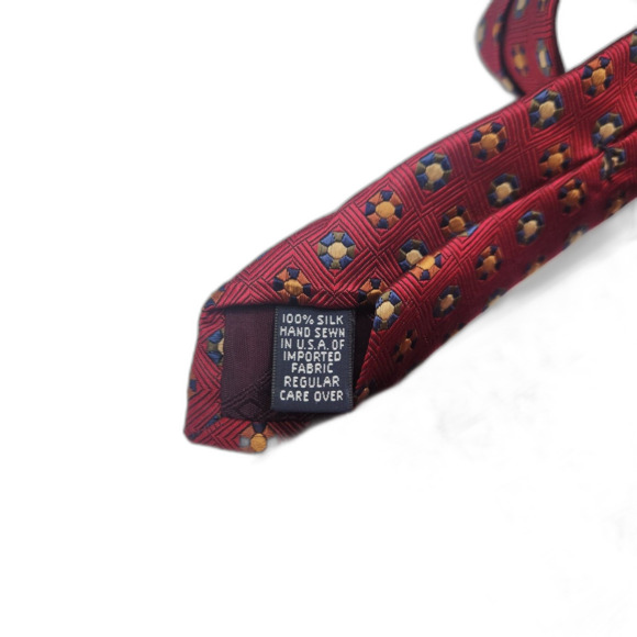 Roundtree & Yorke Classics Red Geometric Men's Tie 100% Silk 60"L x 4" W - Picture 7 of 7